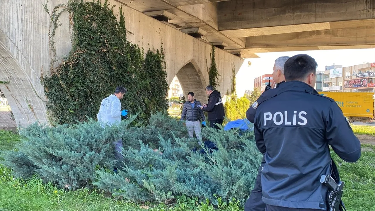 Antalya'da Üst Geçidin Altında Ceset Bulundu