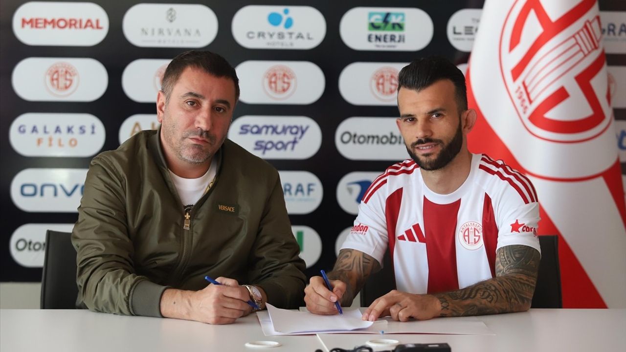 Antalyaspor'da Kaptanlar Veysel Sarı ve Güray Vural'ın Sözleşmeleri Uzatıldı