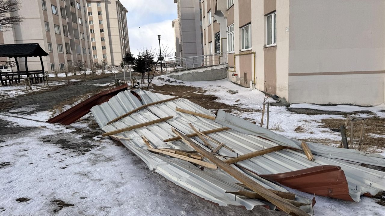 Ardahan'da Fırtına Çatıları Uçurdu