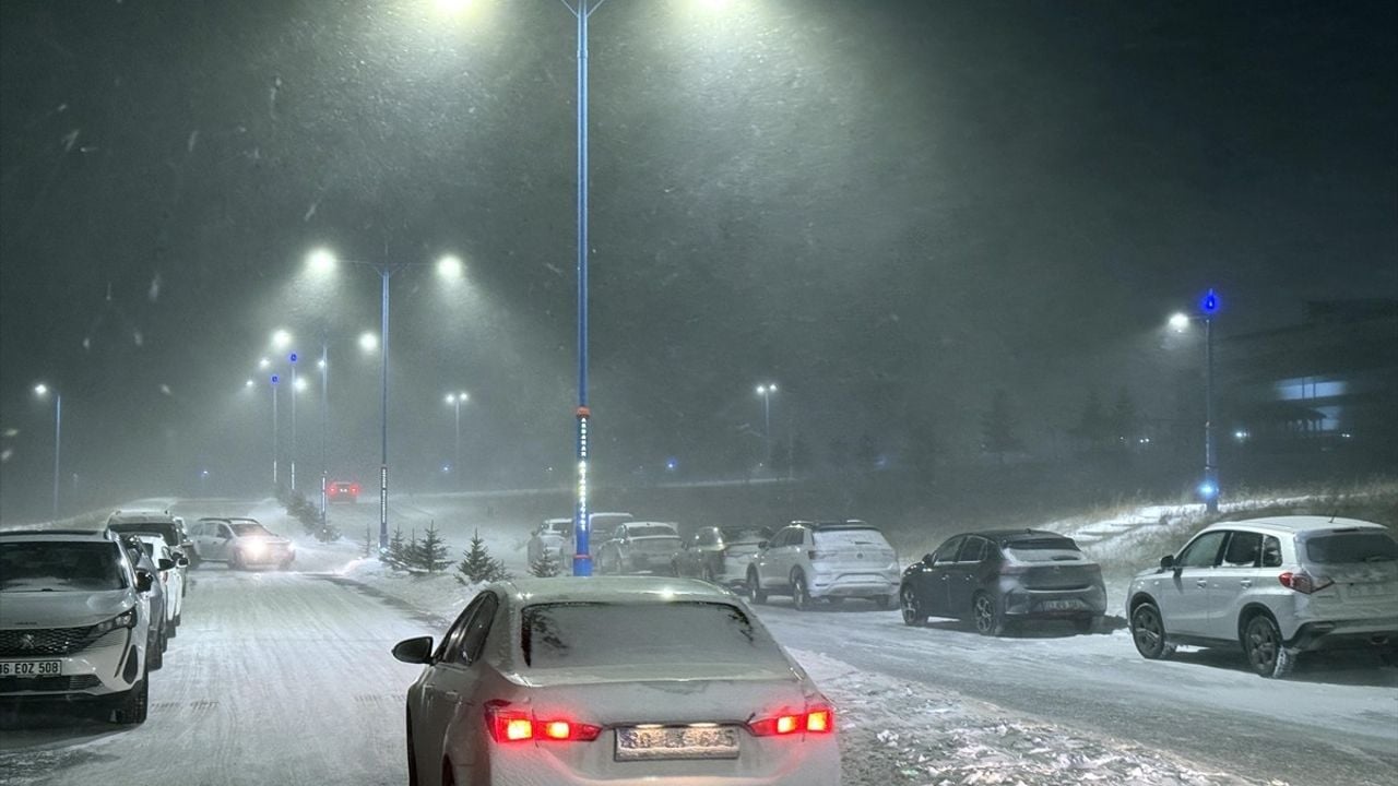 Ardahan'da Kar ve Tipi Nedeniyle Mahsur Kalan 16 Kişi Kurtarıldı