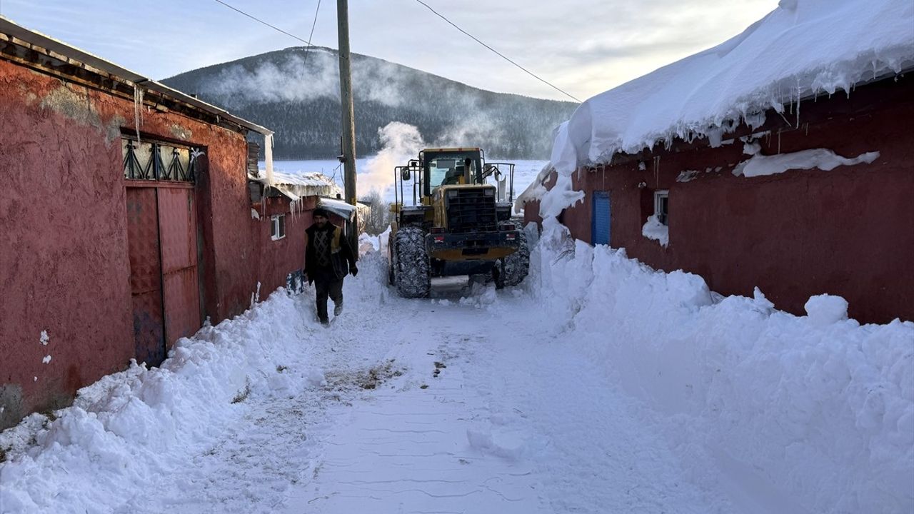 Ardahan'da Kırsal Alandaki Karla Mücadele Çalışmaları Devam Ediyor