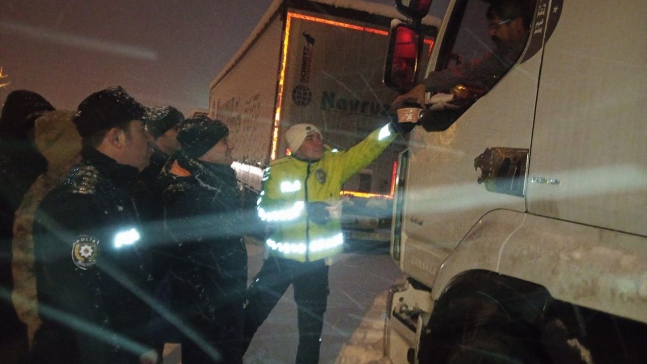 Ardahan'da Sürücülere Çorba İkramı: Yol Çalışmaları Devam Ediyor