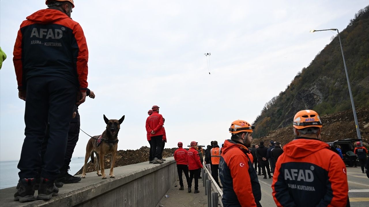 Artvin'de Heyelan Altında Kalan Araçtaki 4 Kişinin Cansız Bedenlerine Ulaşıldı