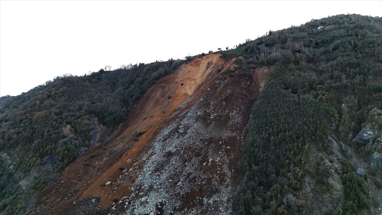 Artvin'de Heyelan: Karadeniz Sahil Yolu Ulaşıma Kapandı