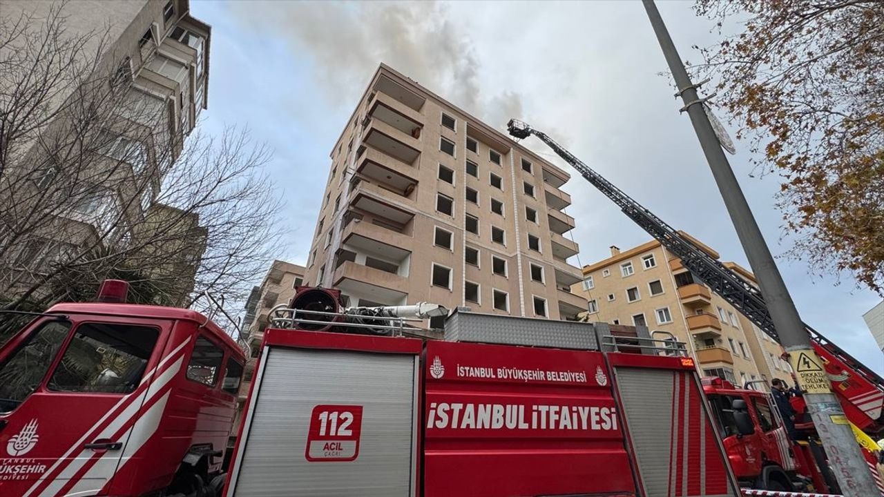 Ataşehir'de 7 Katlı Bina Çatısında Yangın: Ekipler Hızla Müdahale Etti