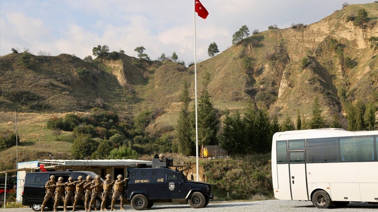 Aydın'da Özel Harekat Polisi Rehine Kurtarma Tatbikatı Gerçekleştirdi