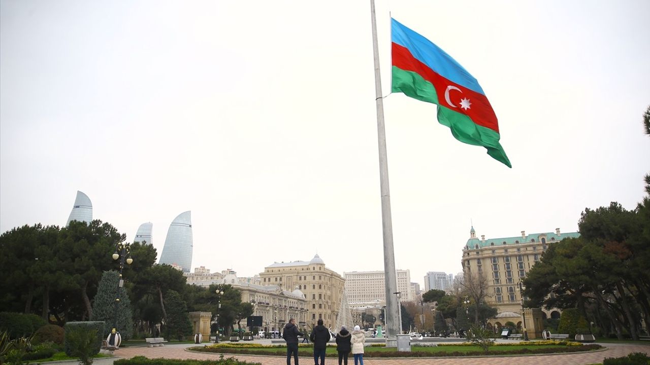 Azerbaycan Uçak Kazasında Hayatını Kaybedenler İçin Yas Tutuyor