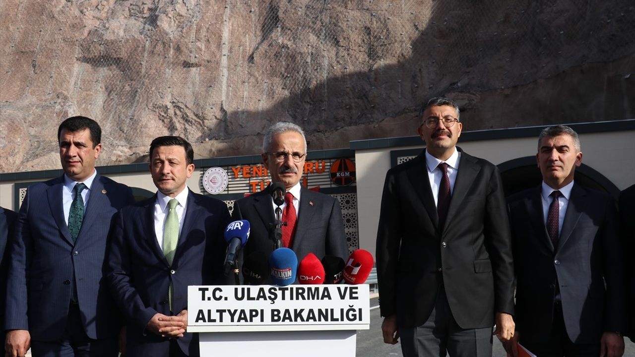 Bakan Uraloğlu, Hakkari Yeniköprü Tüneli'nde İncelemelerde Bulundu