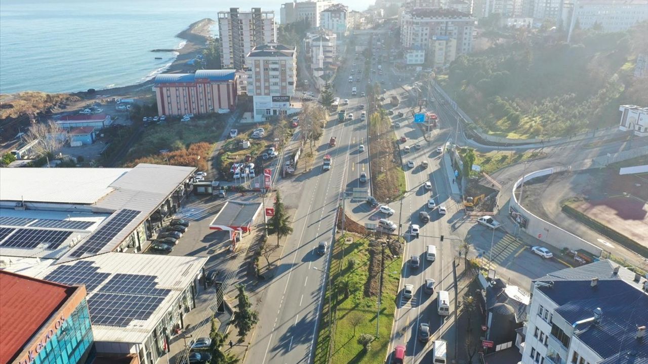 Bakan Uraloğlu Trabzon'daki Söğütlü Kavşağı'ndaki Trafik Sorununu Çözdü