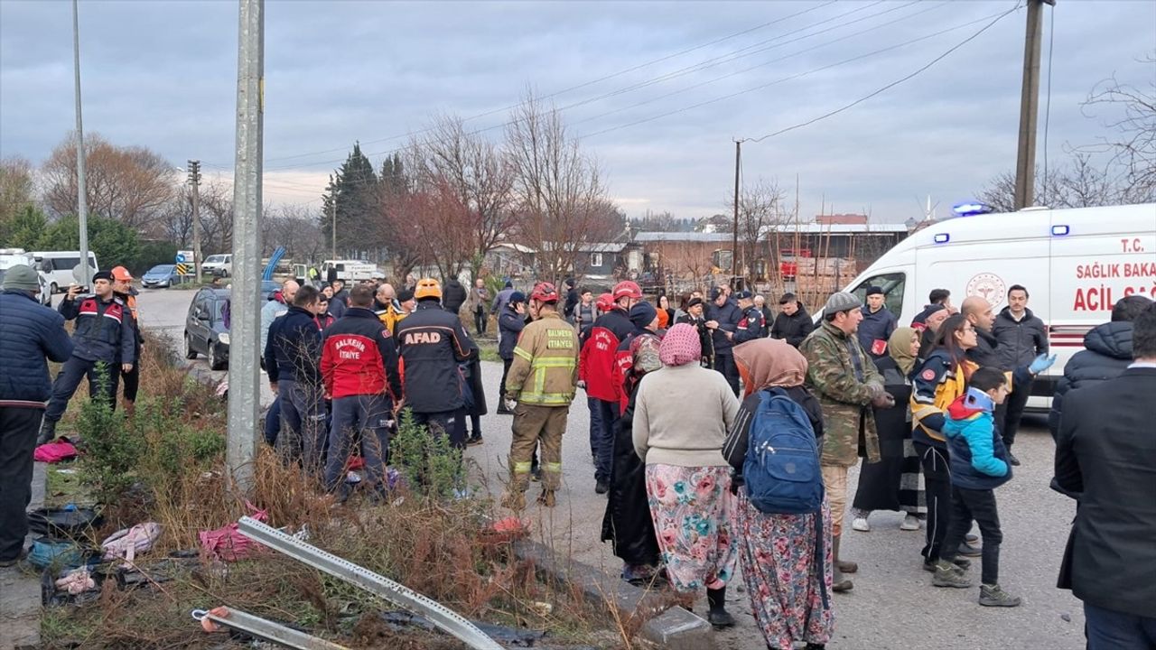 Balıkesir'de Okul Servisi ve Tır Çarpıştı: 26 Yaralı