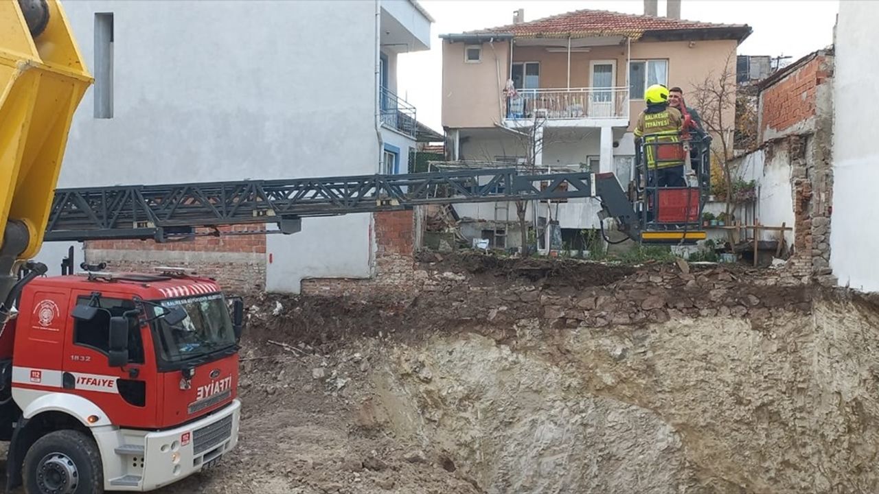 Balıkesir'de Temel Kazısı Sonrası Çökme Olayı: 3 Kişi Mahsur Kalıp Kurtarıldı