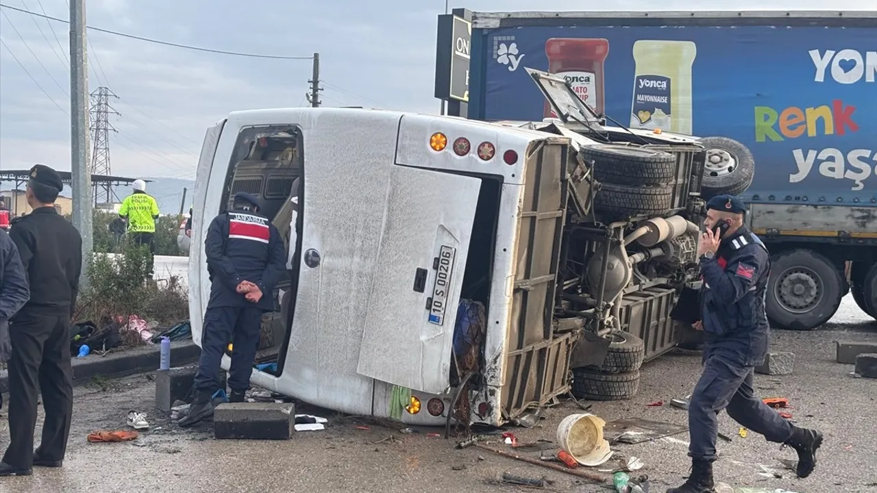 Balıkesir'de Trafik Kazası: Okul Servisi ile Tır Çarpıştı