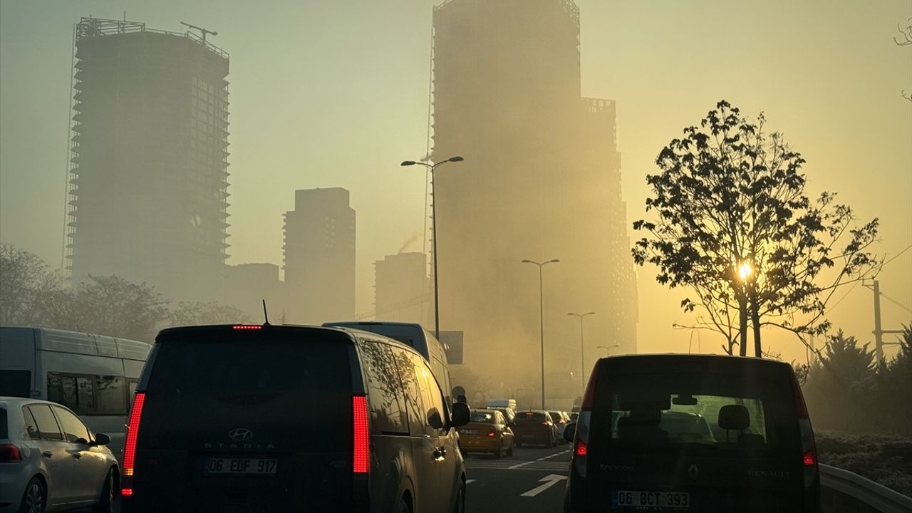 Başkentte Yoğun Sis Etkisini Sürdürüyor