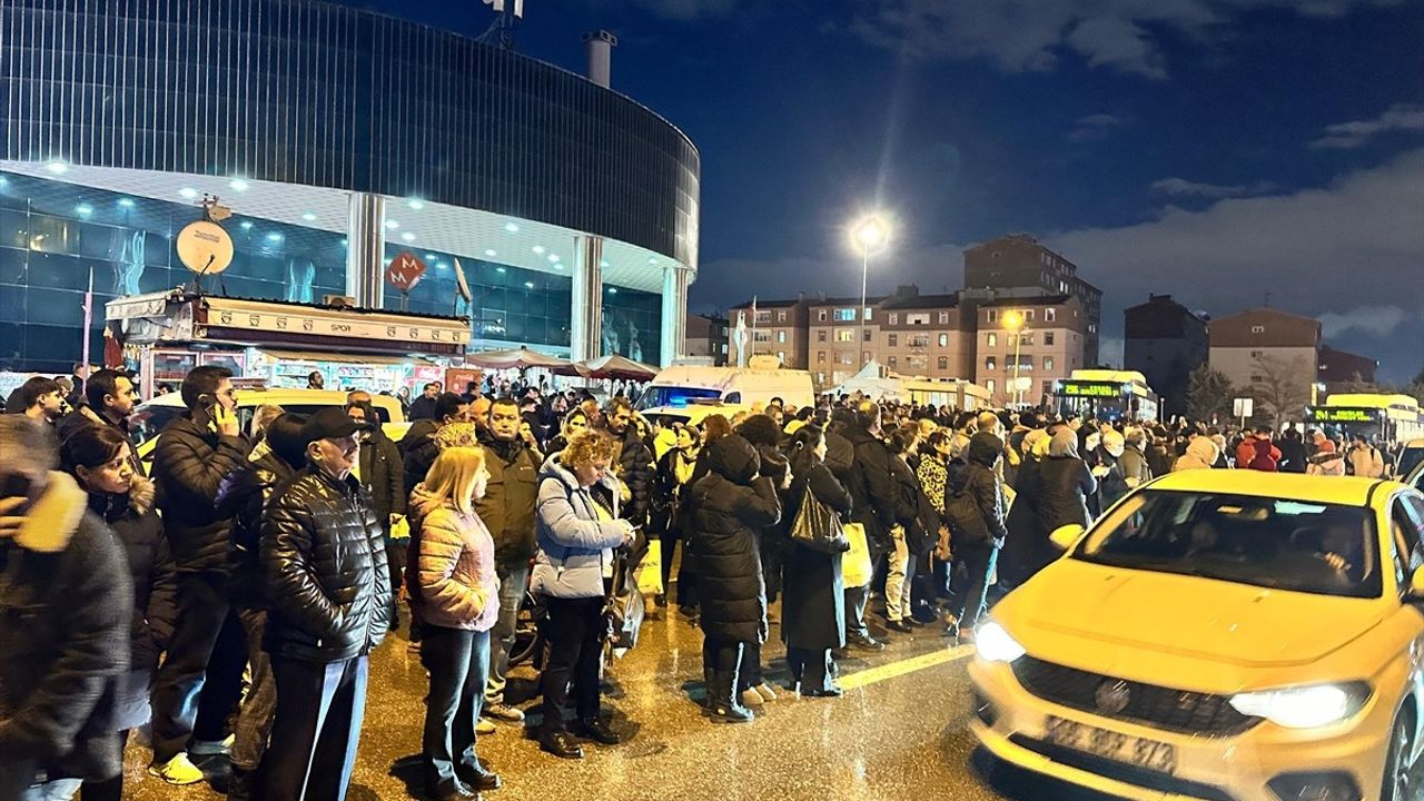 Batıkent Metro İstasyonu'nda Yangın: Elektrik Arızası Nedeniyle Kısa Süreli Panik