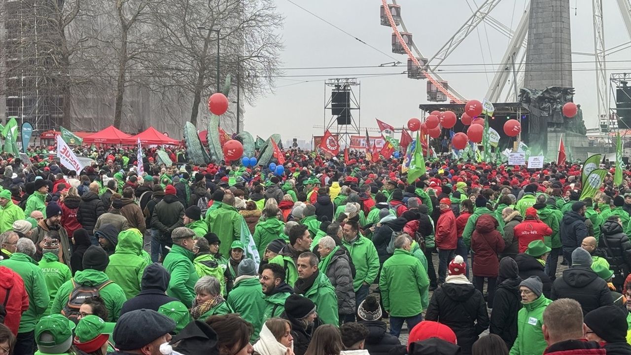 Belçika'da Çalışanlar Yeni Hükümetin Ekonomi Politikalarına Protesto Düzenledi