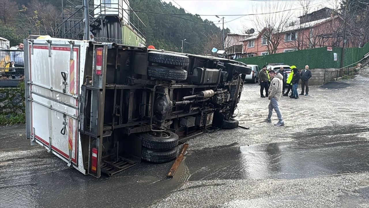 Beykoz'da Kamyonet Devrildi: 2 Yaralı