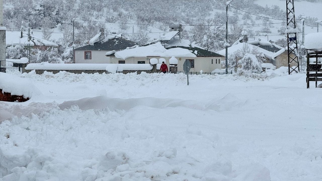 Bingöl'de Kar Yağışı 191 Yerleşim Yerinin Yolunu Kapatmış Durumda