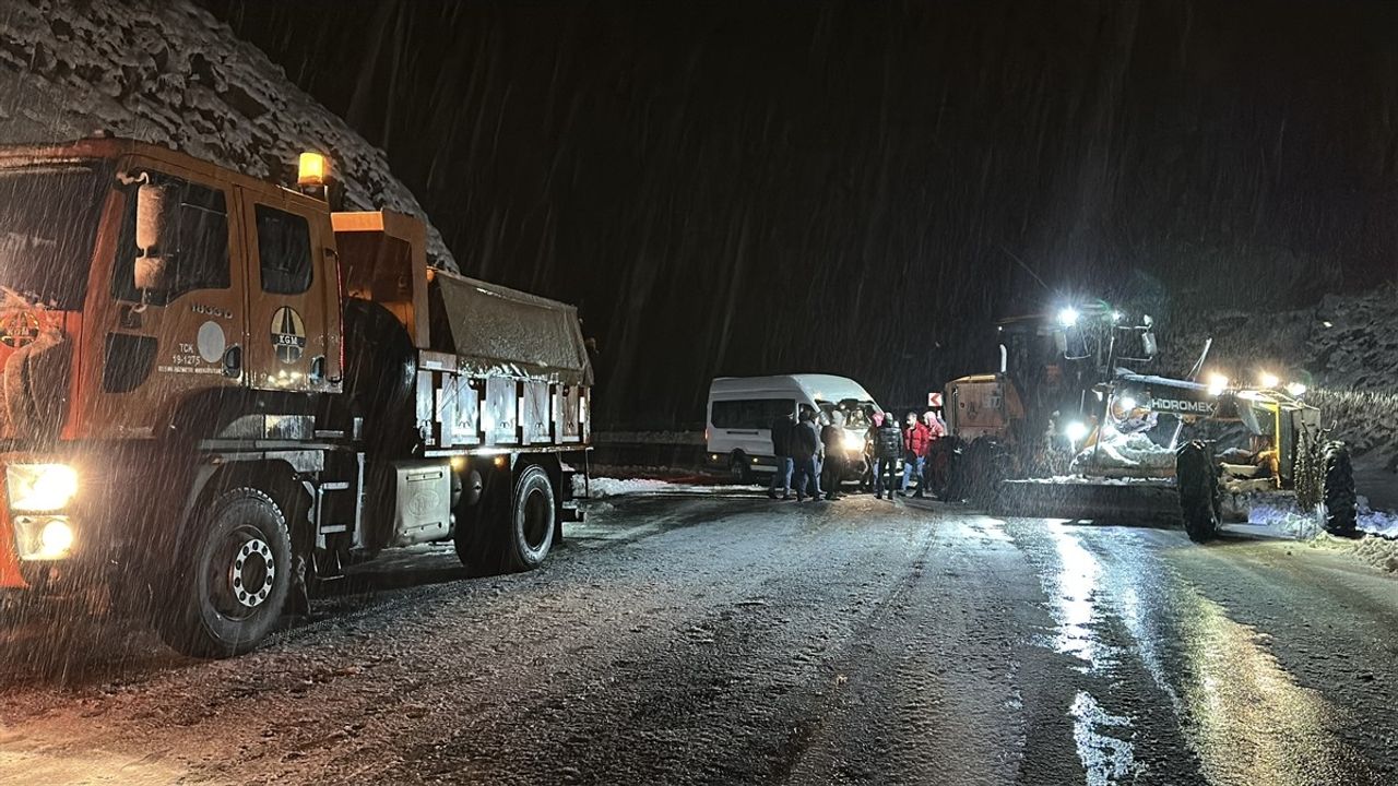 Bitlis'te Kar Sebebiyle Mahsur Kalan 30 Kişi Kurtarıldı