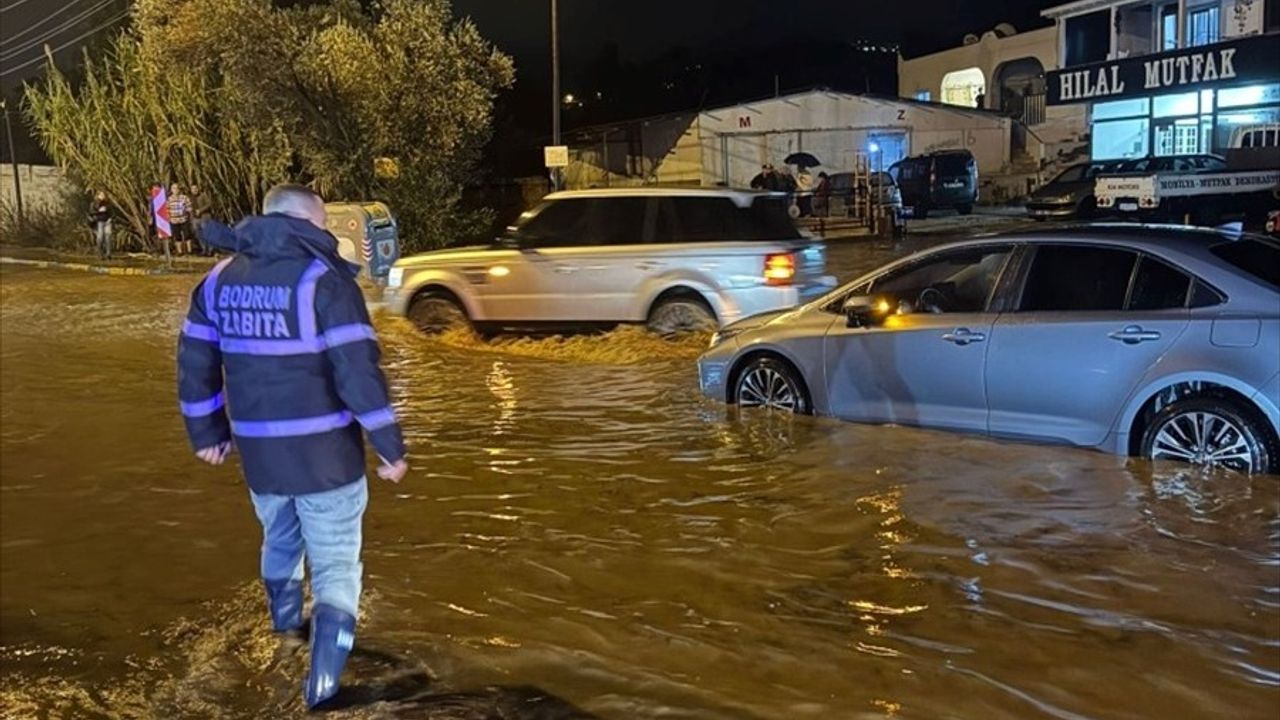 Bodrum'un Mahalleleri Sağanak Yağışla Sular Altında Kaldı