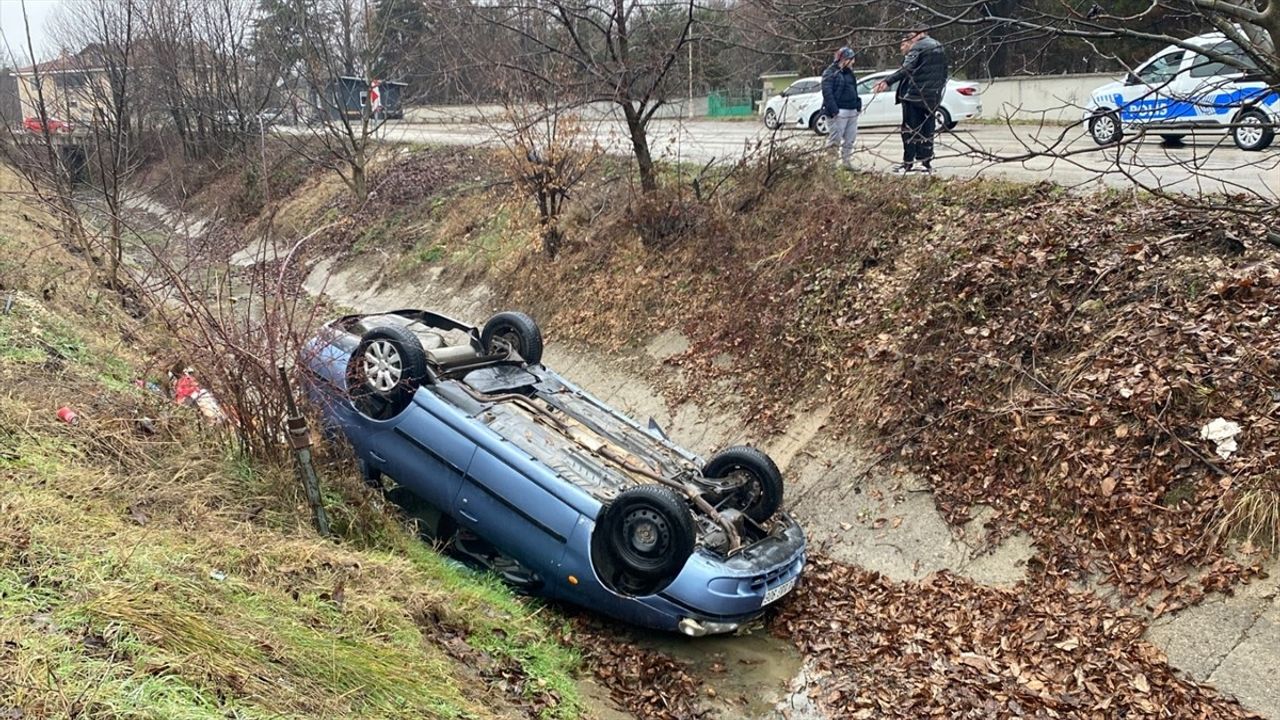 Bolu'da Su Kanalına Devrilen Otomobilin Sürücüsü Yaralandı