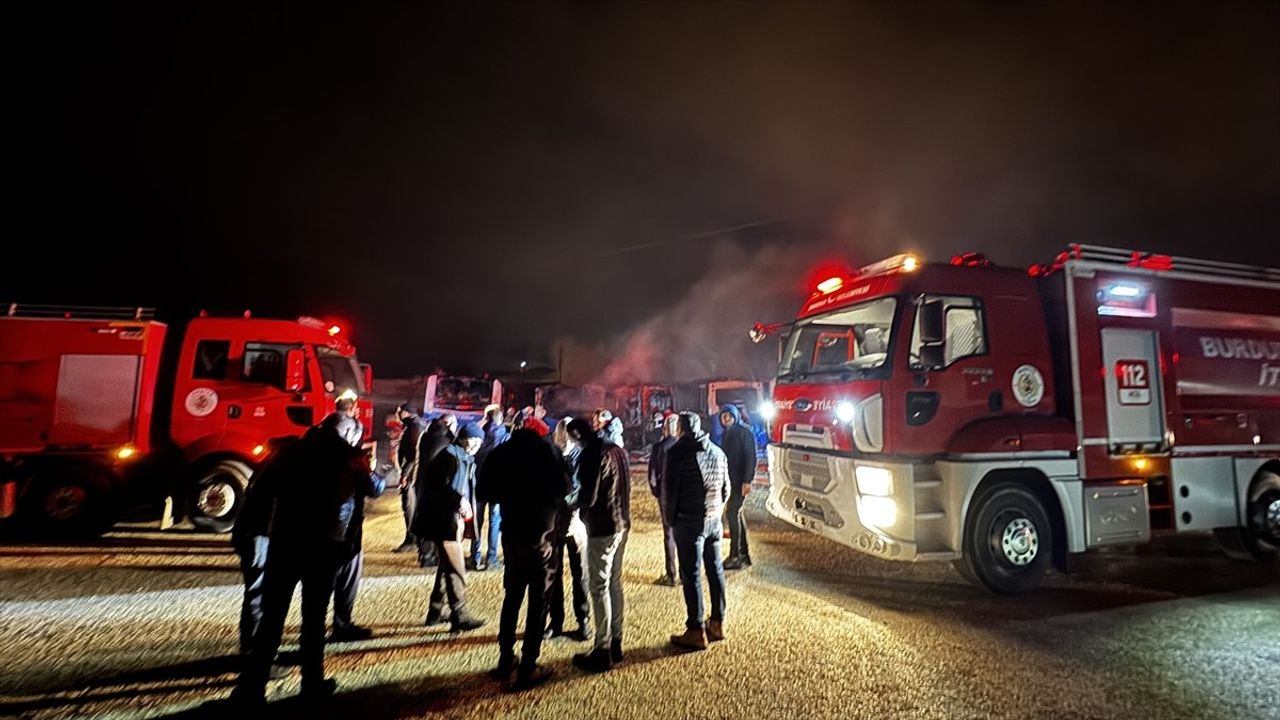 Burdur'da Otobüs Yangını: 6 Araç Zarar Gördü