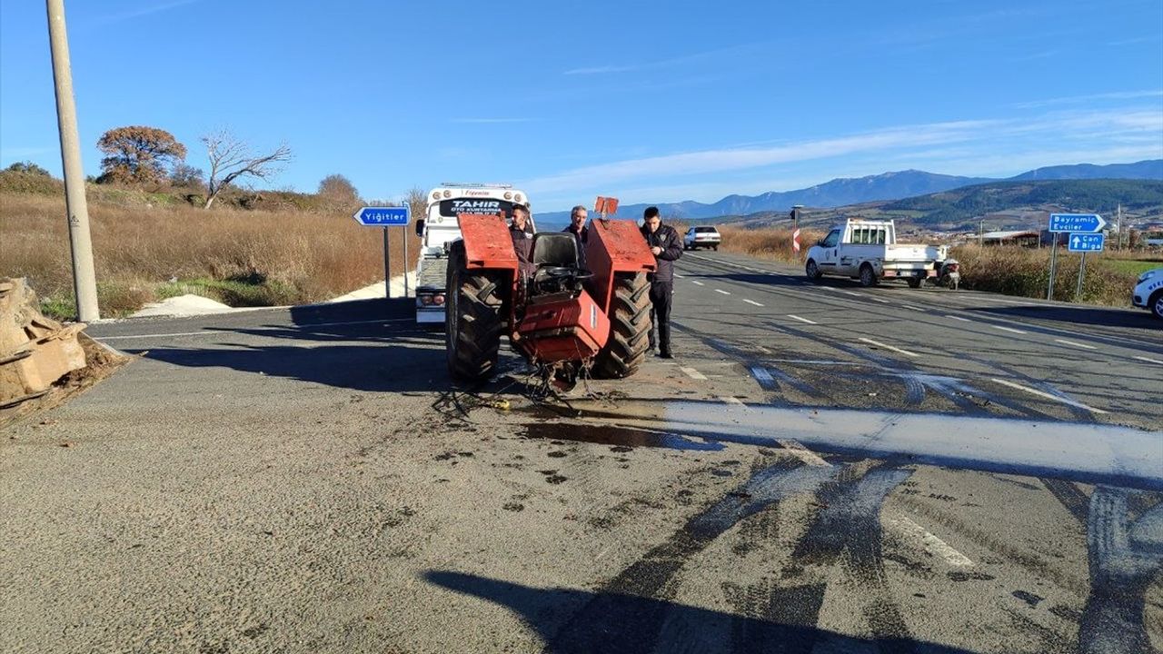 Çanakkale'de Minibüs ve Traktör Çarpıştı: 2 Yaralı