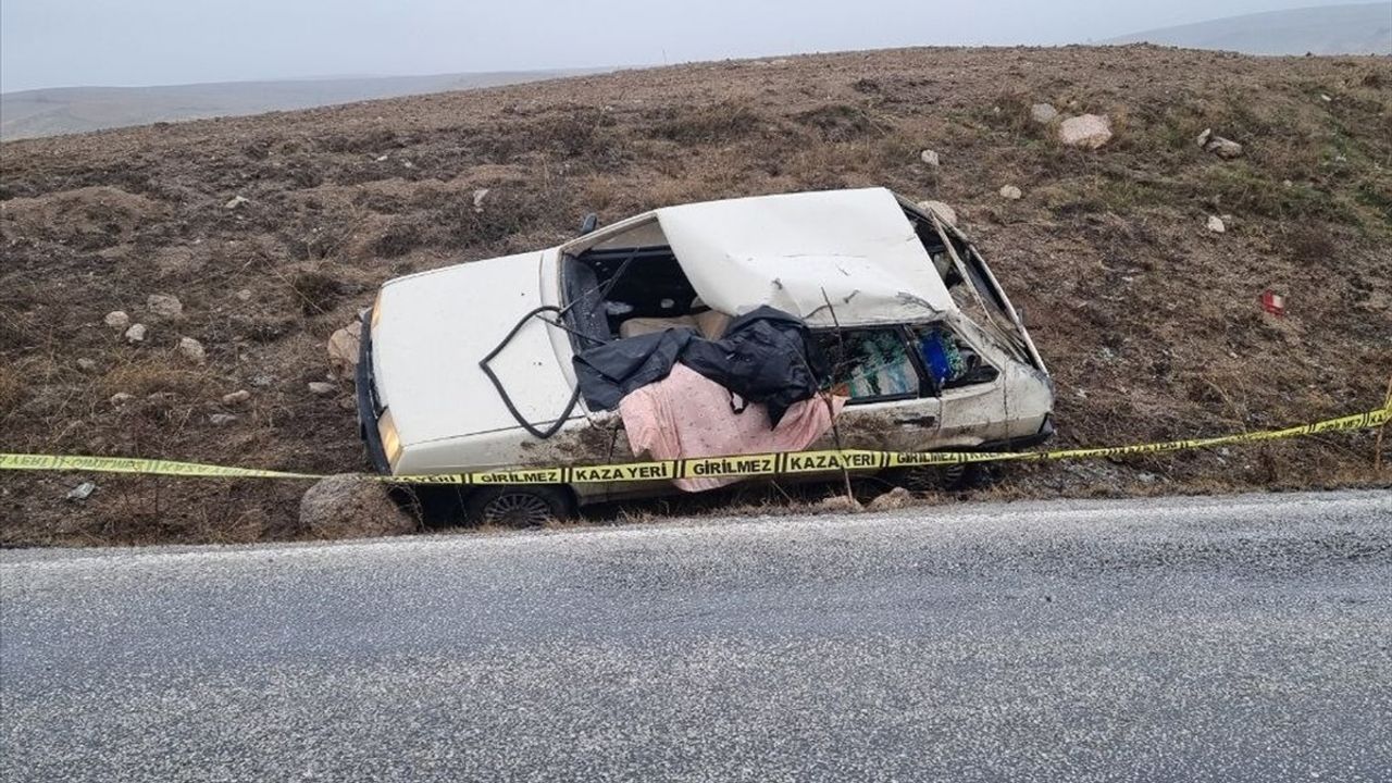 Çorum'da Otomobil Kamyonla Çarpıştı: Sürücü Hayatını Kaybetti, Eşi Yaralandı