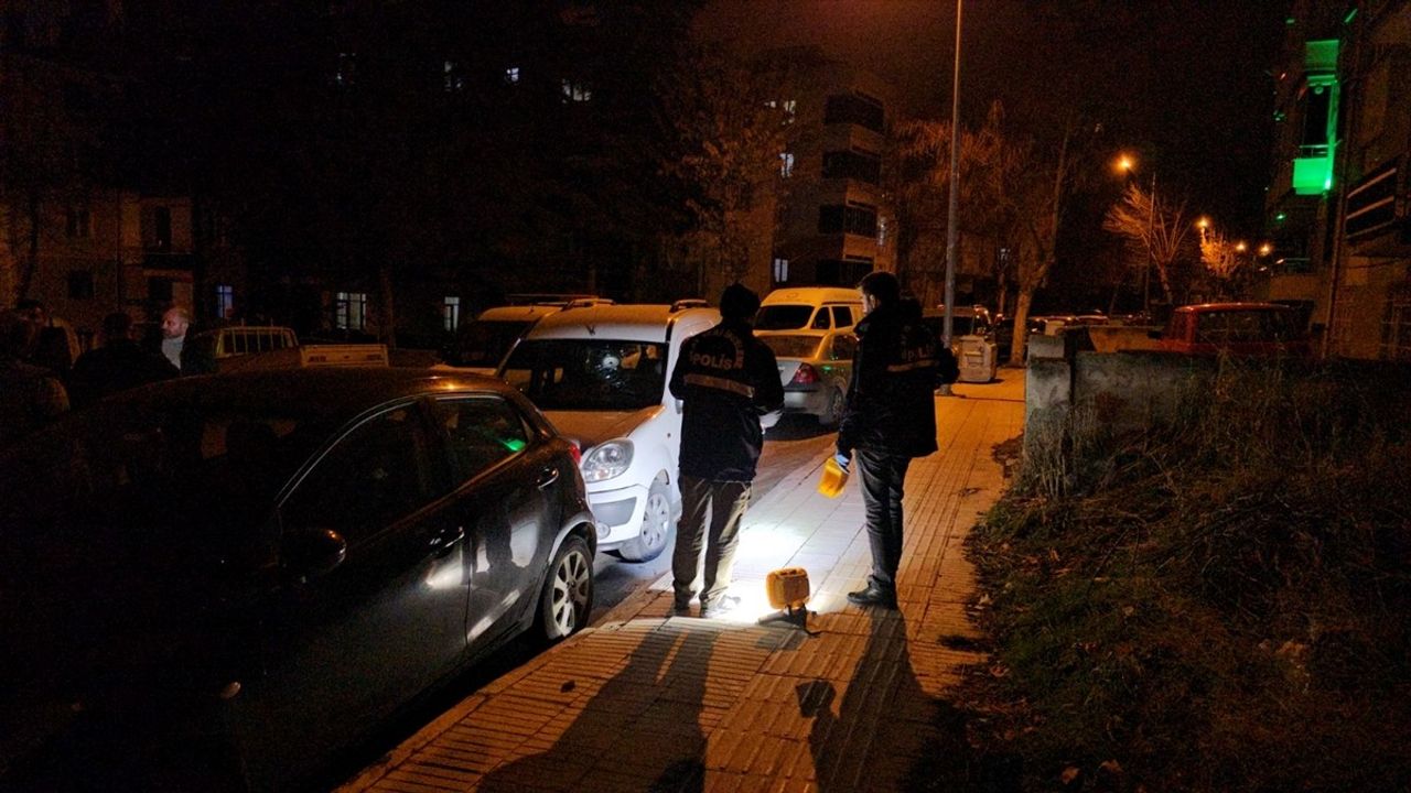 Çorum'da Park Halindeki Otomobillere Silahlı Saldırı