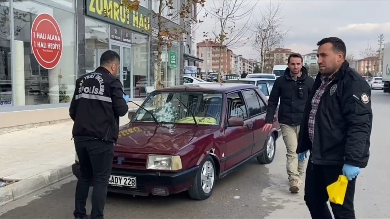 Çorum'da Seyir Halindeki Araca Tüfekli Saldırı: Güvenlik Kamerasında Kaydedildi