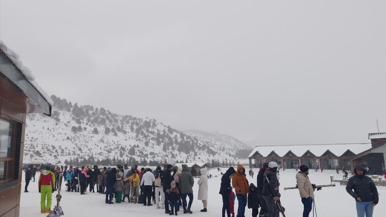 Davraz Kayak Merkezi Sezonu Açtı: 18 Bin Ziyaretçi Akın Etti!