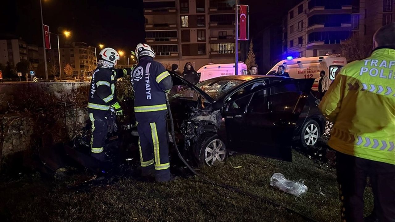 Denizli'de Anıt Duvarına Çarpan Otomobilde 1 Ölü, 1 Yaralı