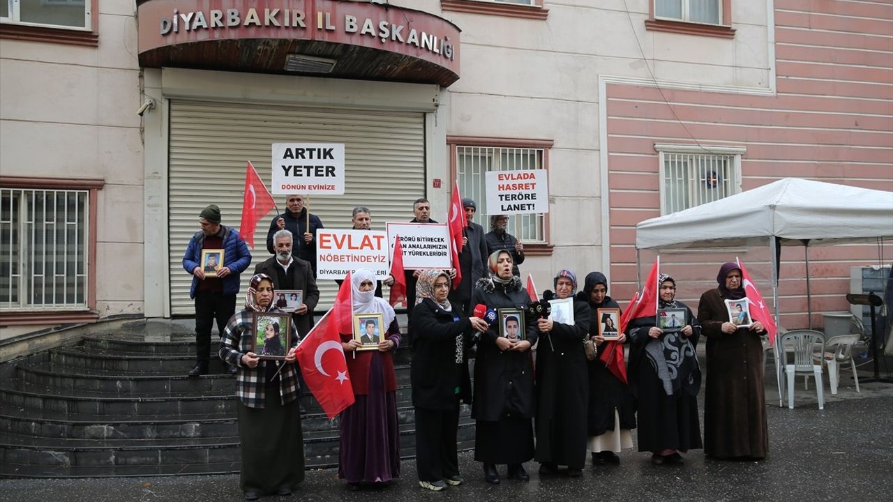 Diyarbakır Anneleri Evlat Nöbetinde Kararlılıkta Sınır Tanımıyor