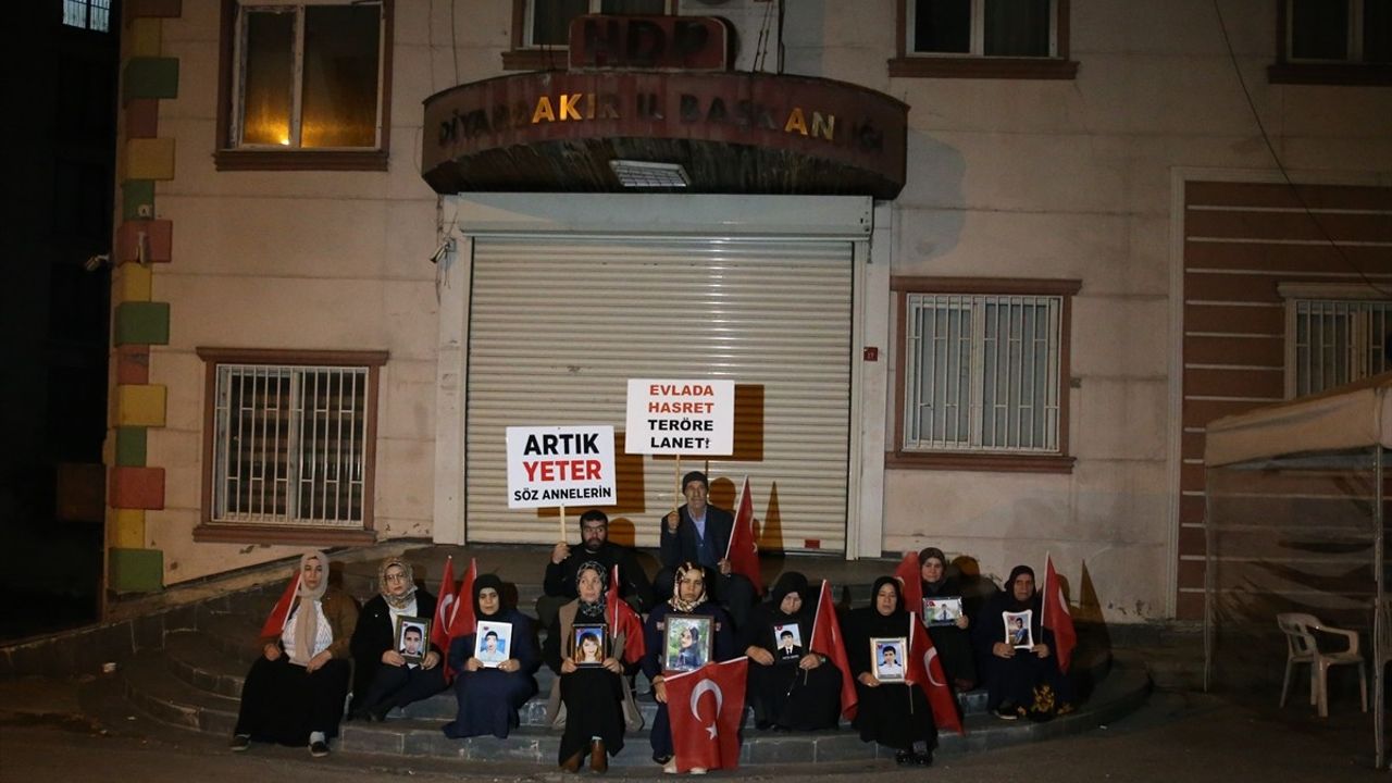 Diyarbakır Anneleri Gece Nöbetine Başladı: Mücadele Sürüyor