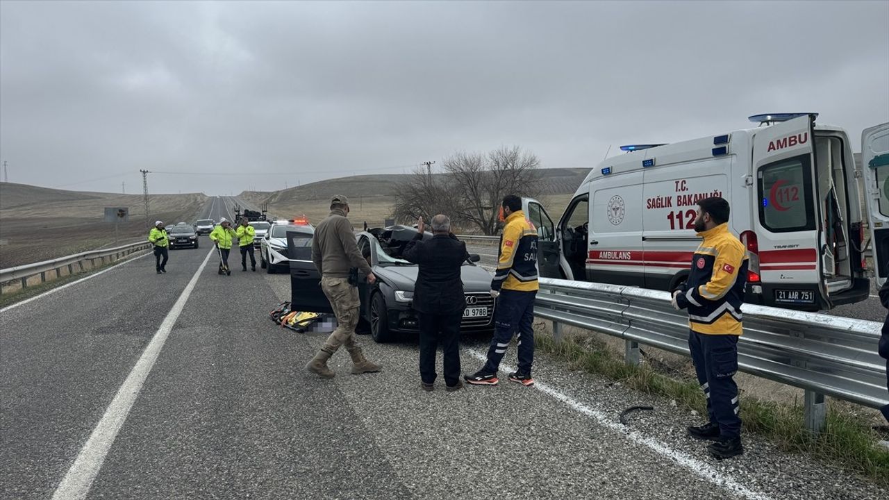 Diyarbakır'da Seyir Halindeki Tırın Lastiği, Otomobildeki Yolcuyu Hayatından Etti