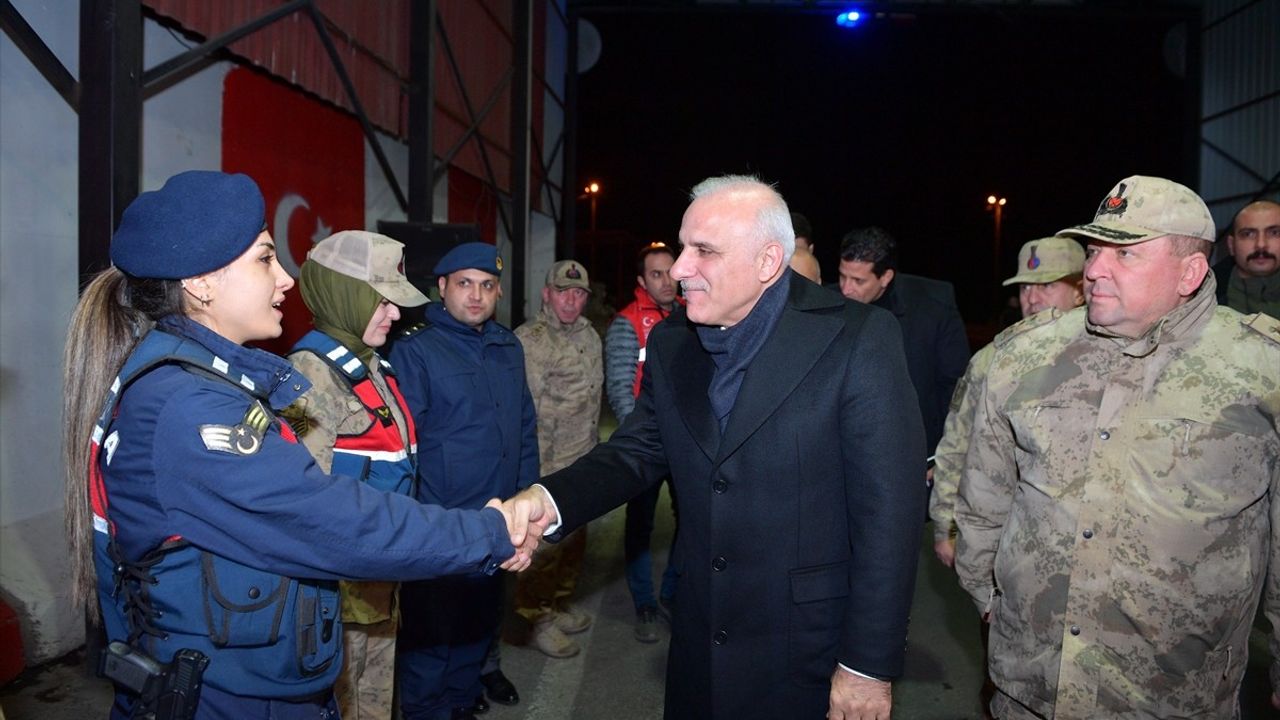 Diyarbakır Valisi Zorluoğlu, Yeni Yıl Kutlaması İçin Güvenlik Güçlerini Ziyaret Etti