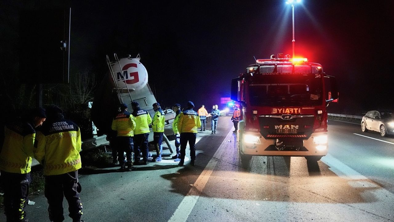 Düzce'de Tır Devrildi: Sürücü Yaralandı