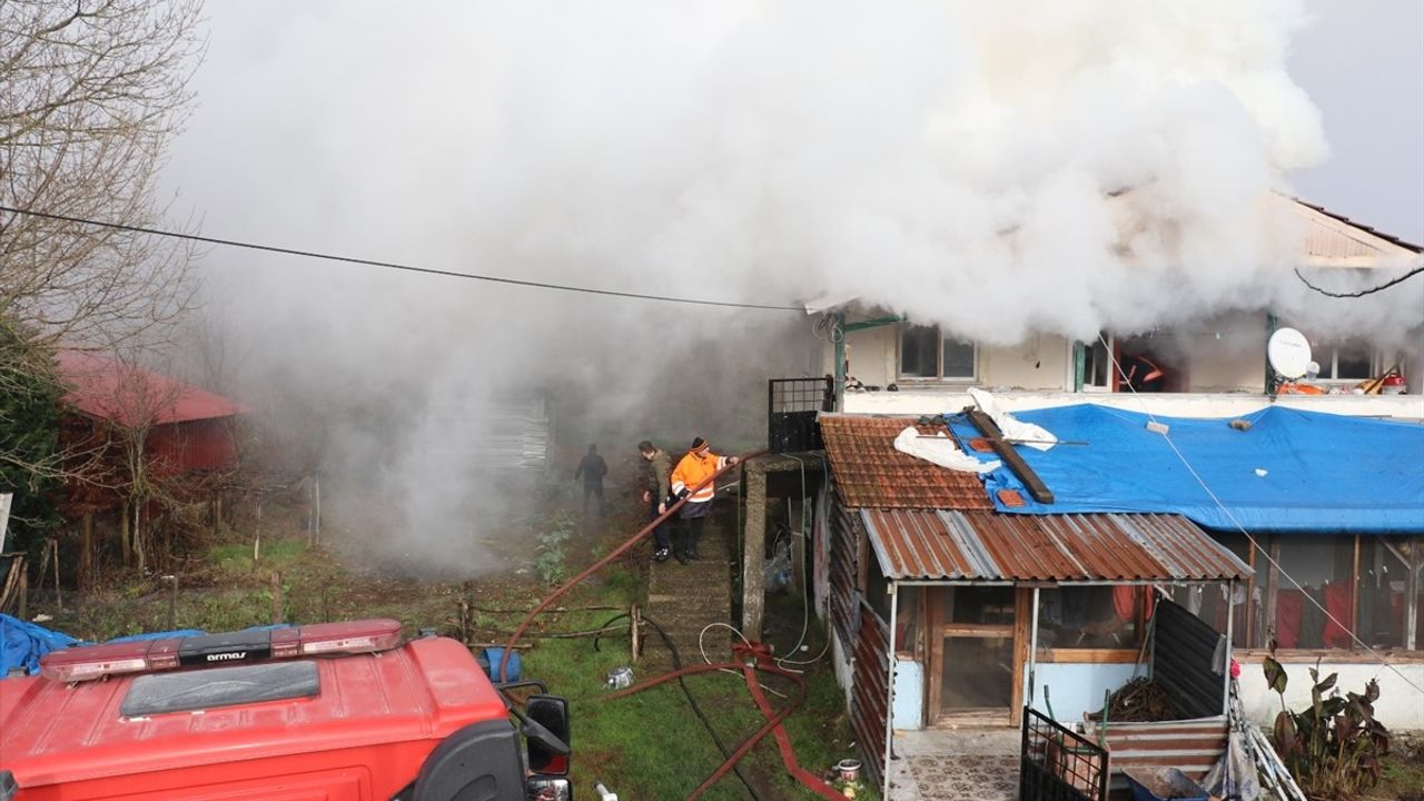 Düzce'de Yangın: İki Katlı Ev Kullanılamaz Hale Geldi