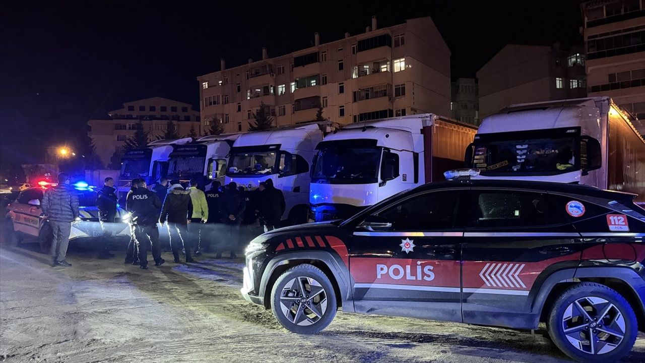 Edirne'de Polisi Engelleyen İki Tır Sürücüsü Gözaltına Alındı