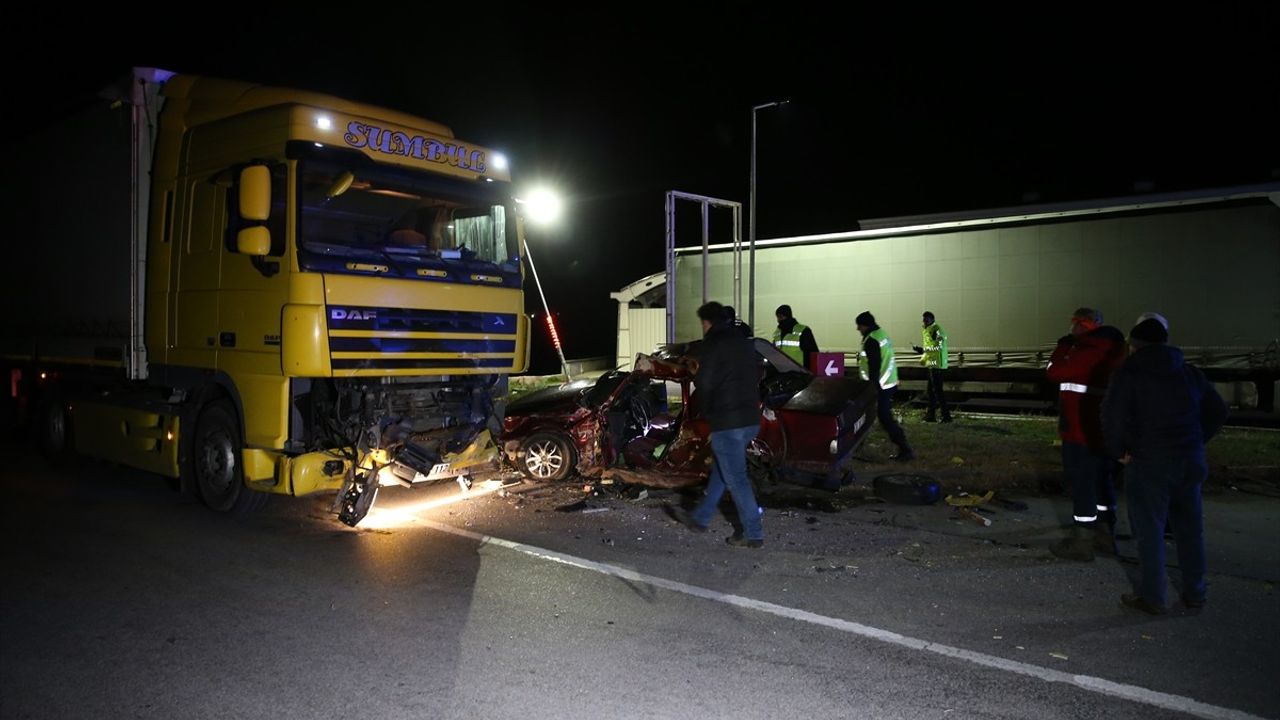 Edirne'de Tırla Çarpışan Otomobil Sürücüsü Hayatını Kaybetti