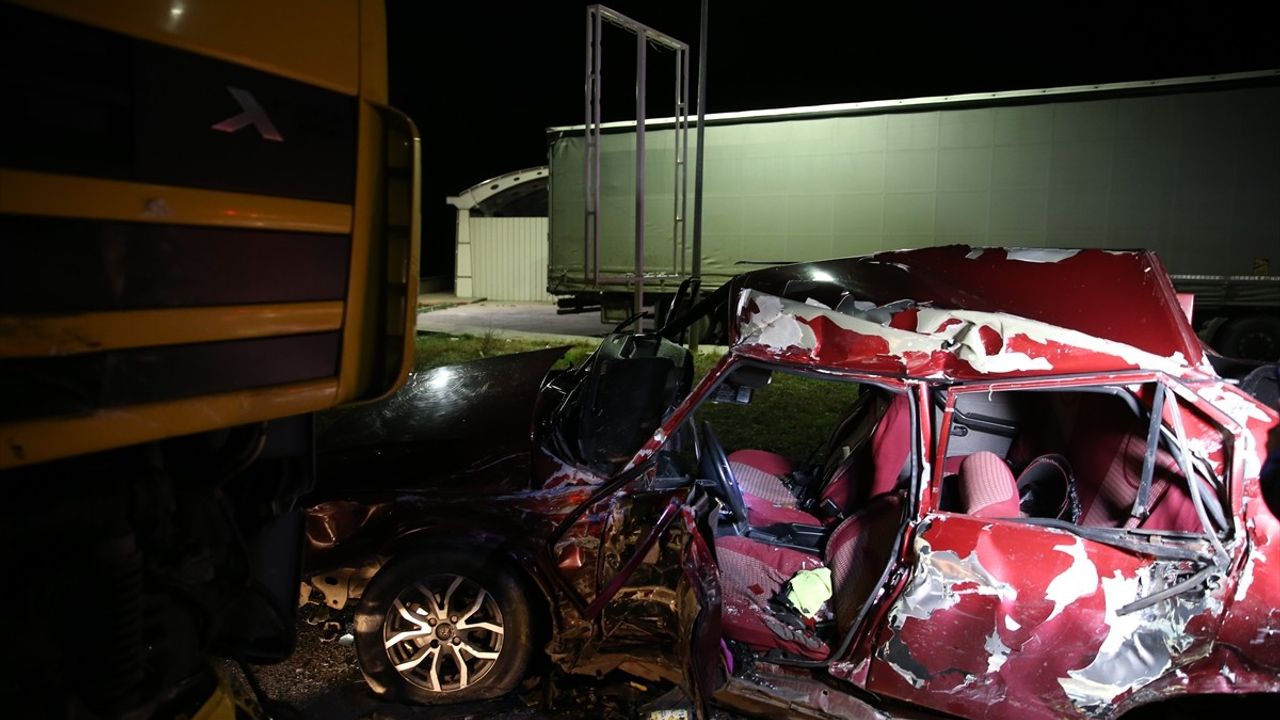 Edirne'de Tırla Çarpışan Otomobilin Sürücüsü Ağır Yaralandı