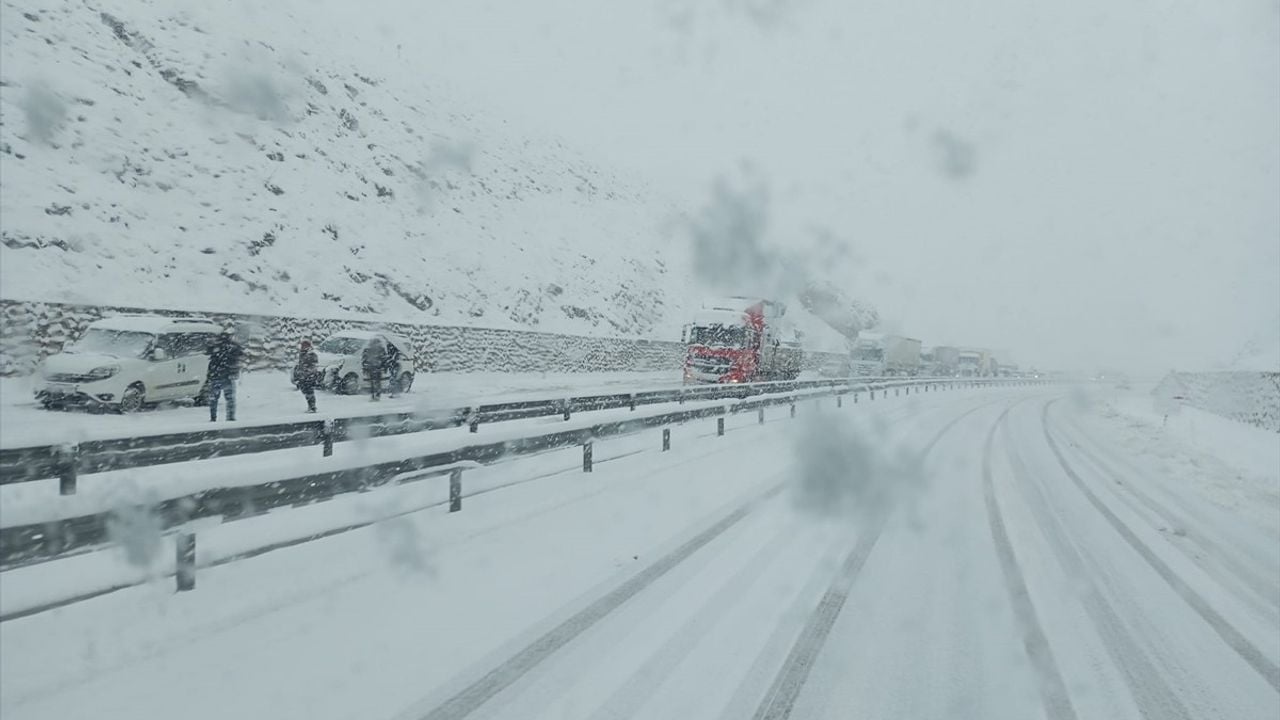 Elazığ'da Yoğun Kar Yağışı, Ulaşımı Zora Sokuyor