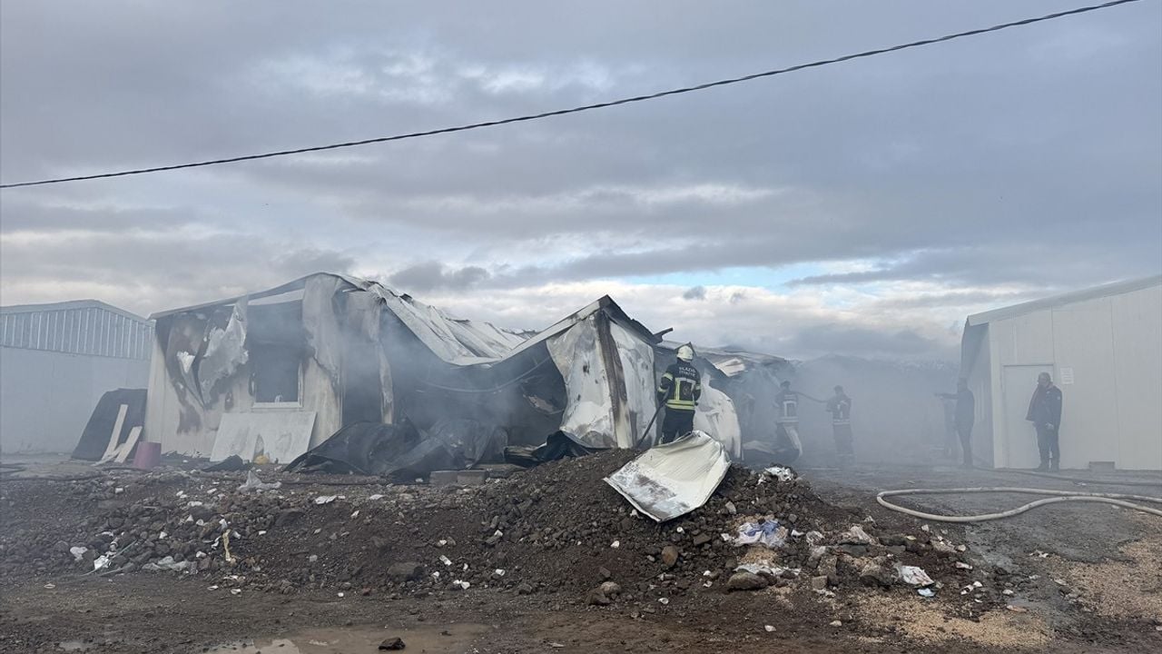 Elazığ Yurtbaşı'nda Konteyner Yangını: 2 Yaralı, 1 Dumandan Etkilendi