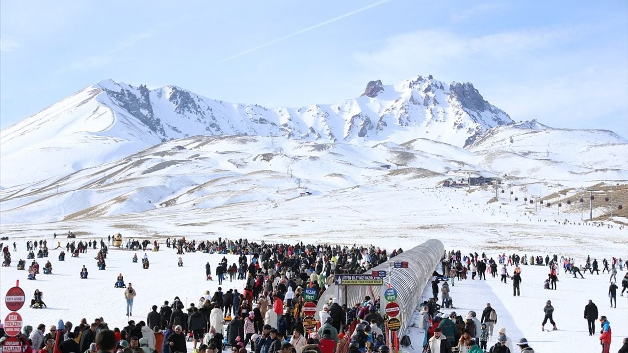 Erciyes Kayak Merkezi'nde Hafta Sonu 70 Bin Ziyaretçi Akın Etti