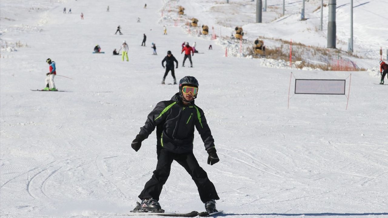 Erciyes Kış Sporları Merkezi Kayakseverlerle Dolu