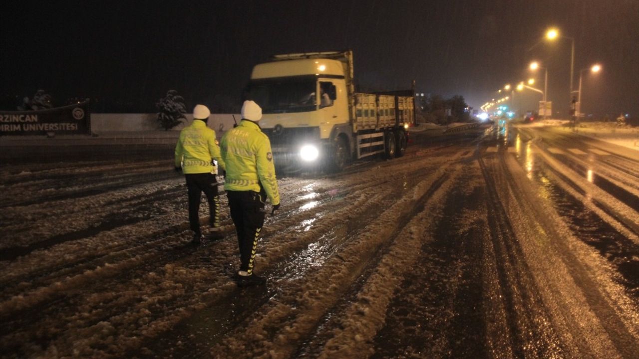 Erzincan'da Kar Nedeniyle Ağır Araç Geçişlerine Kapatma Uygulandı