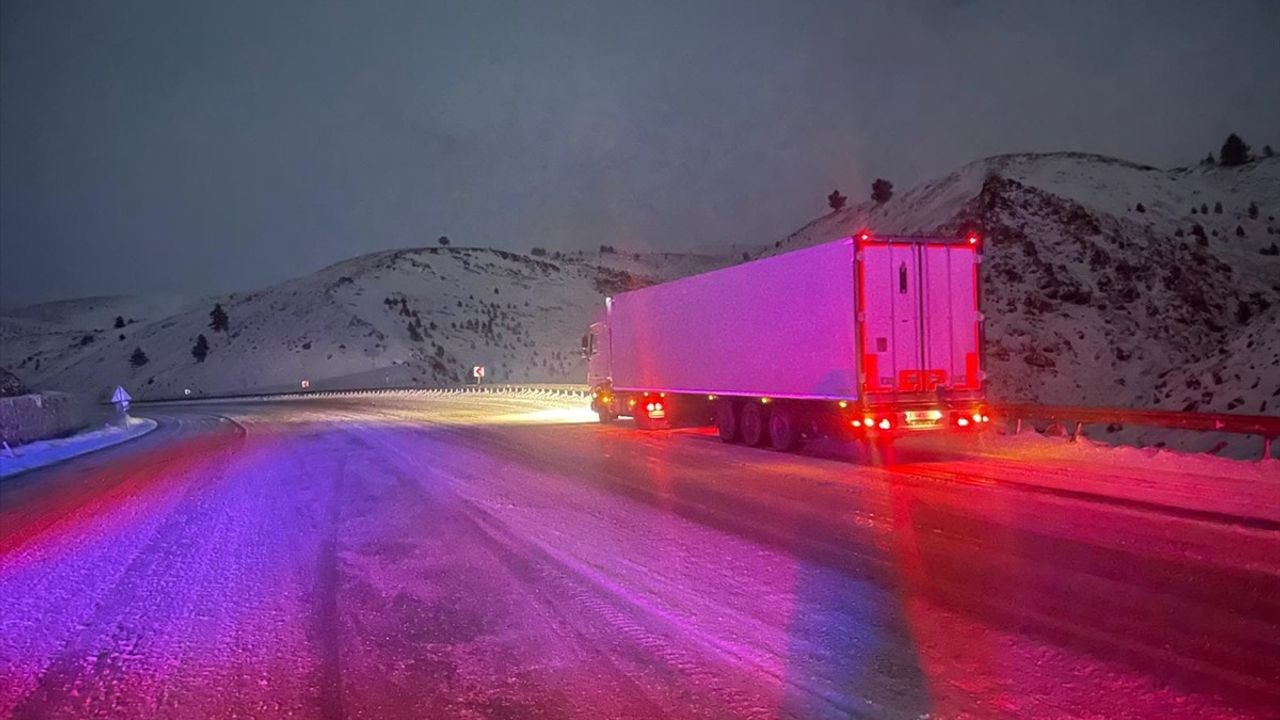 Erzincan'da Kar ve Tipi Ulaşımı Olumsuz Etkiliyor