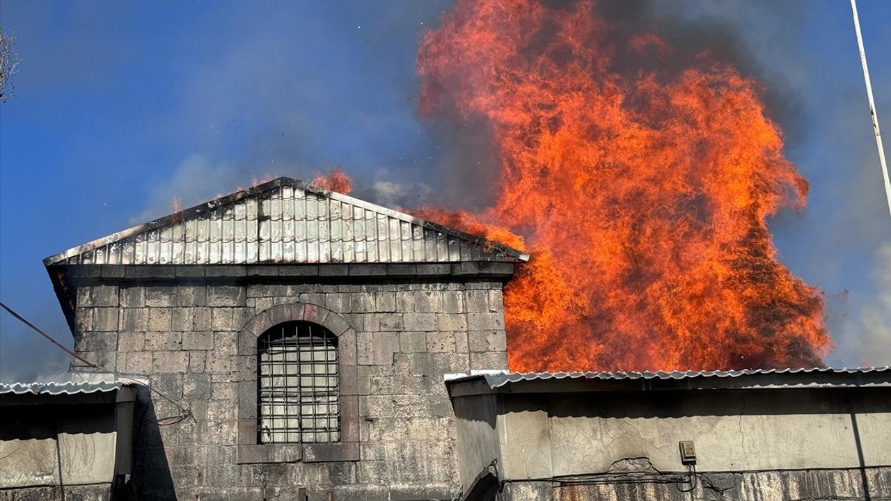 Erzurum'da 160 Yıllık Taş Ambarlar'da Yangın: Müdahale Devam Ediyor