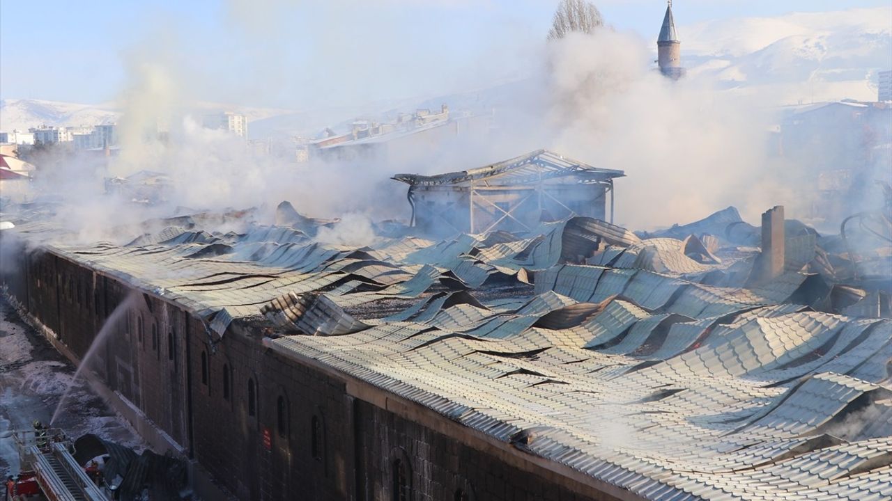 Erzurum'da Taş Ambarlar'da Çatı Yangını Kontrol Altına Alındı