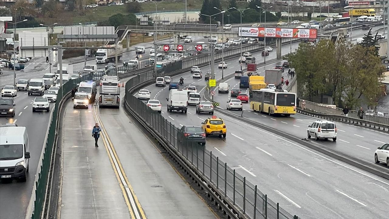 Esenyurt'ta Rögar Kapağı Metrobüsten Yolcu Düşürdü