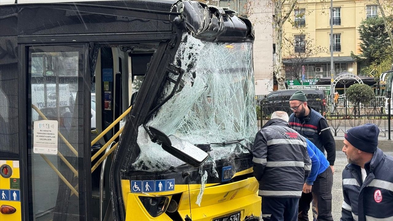 Fatih'te İETT Otobüsleri Çarpıştı: Maddi Hasar, Yaralı Yok